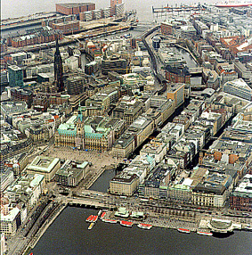 Alsteranleger mit Rathaus